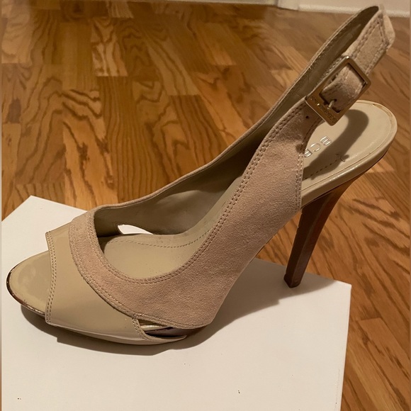 BCBG NUDE PATENT LEATHER SUEDE PUMPS - Picture 2 of 4